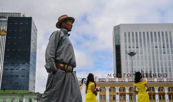 Người qua đường trên Quảng trường Thành Cát Tư Hãn ở Ulan Bator, Mông Cổ - Sputnik Việt Nam