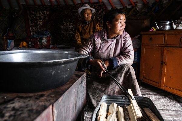 Gia đình Mông Cổ trong chiếc lều du mục - Sputnik Việt Nam