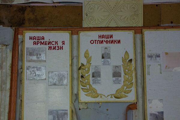 Bảng danh dự với những bức ảnh của quân nhân xuất sắc về nghĩa vụ quân sự trong cơ sở bí mật bị bỏ hoang Dvina ở  thị trấn Postav, Belarus  - Sputnik Việt Nam