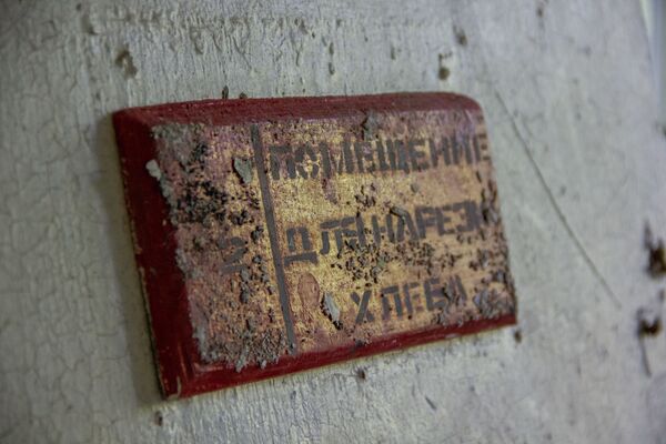Tấm bảng ghi Phòng cắt lát bánh mì trong cơ sở bí mật bị bỏ hoang Dvina ở thị trấn Postav, Belarus - Sputnik Việt Nam