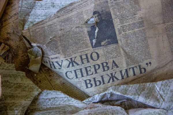 Tờ báo cũ với tiêu đề Trước tiên chúng ta phải sống sót trong cơ sở bí mật bị bỏ hoang Dvina ở thị trấn Postav, Belarus - Sputnik Việt Nam