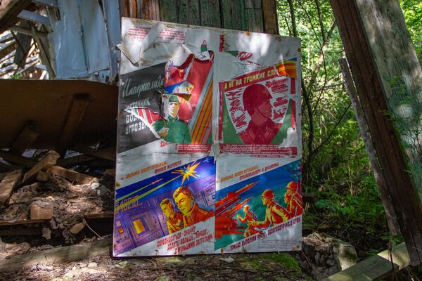 Áp phích tuyên truyền trong cơ sở bí mật Dvina bị bỏ hoang ở thị trấn Postav, Belarus - Sputnik Việt Nam