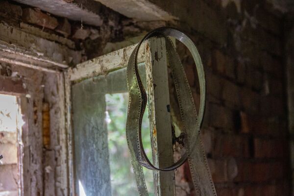 Cuộn phim cũ trên khung cửa sổ đổ nát trong cơ sở bí mật Dvina bị bỏ hoang ở thị trấn Postav, Belarus - Sputnik Việt Nam