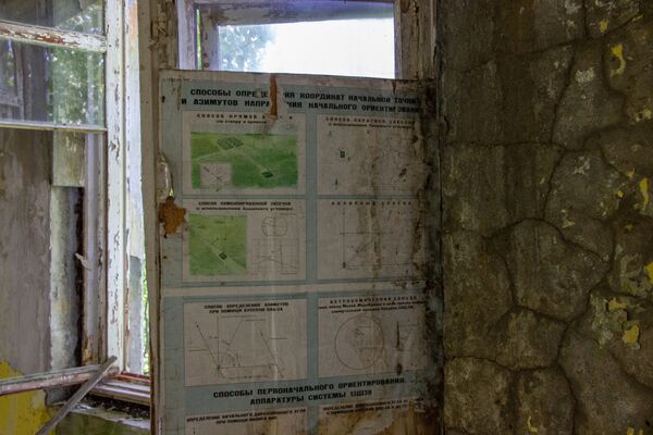 Bức tường với bản đồ và sơ đồ trong cơ sở bí mật Dvina bị bỏ hoang ở thị trấn Postav, Belarus - Sputnik Việt Nam