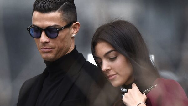 Cristiano Ronaldo với bạn gái Georgina Rodriguez  - Sputnik Việt Nam