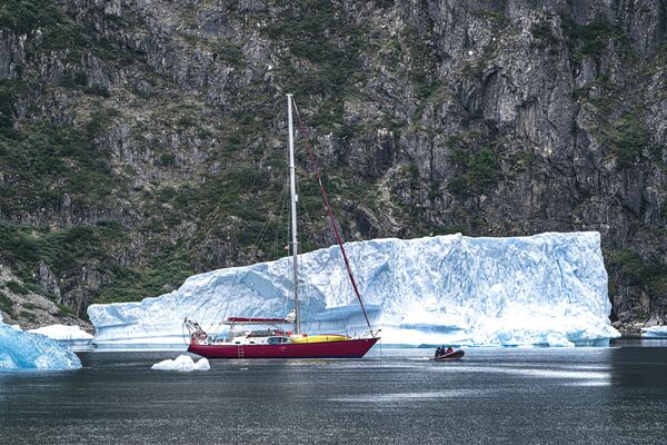 Thuyền buồm trên nền tảng băng trôi ở Greenland - Sputnik Việt Nam