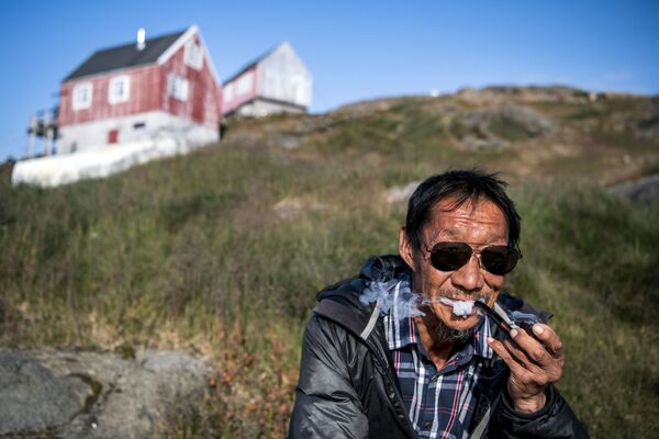 Người bản địa Greenland hút thuốc ở làng Kulusuk - Sputnik Việt Nam