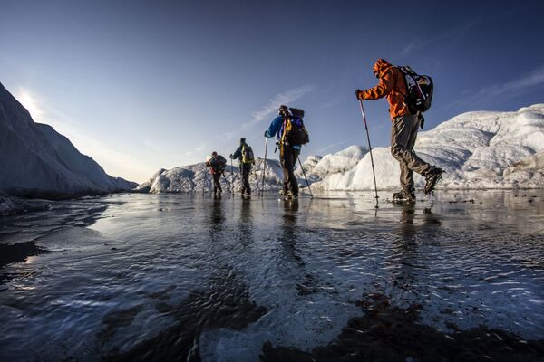 Vận động viên người Séc Peter Kraus cùng nhóm của anh vượt qua băng ở Greenland - Sputnik Việt Nam