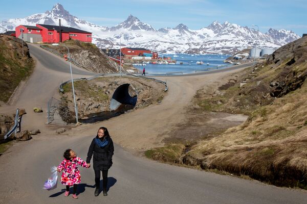 Người đàn bà và đứa trẻ đi dọc theo con đường ở Tasiilaq, Greenland - Sputnik Việt Nam