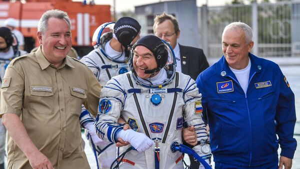 Tổng giám đốc của tập đoàn nhà nước Roscosmos Dmitry Rogozin vớu nhà du hành vũ trụ Roscosmos Alexander Skvortsov - Sputnik Việt Nam