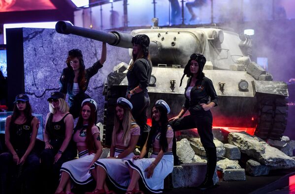 Các cô gái tạo dáng bên xe tăng tại hội chợ trò chơi điện tử Gamescom ở Cologne, Đức - Sputnik Việt Nam