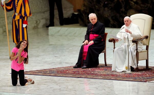 Cô bé lắng nghe Giáo hoàng Francis giảng đạo tại lễ đường Giáo hoàng Paul VI tại Vatican - Sputnik Việt Nam