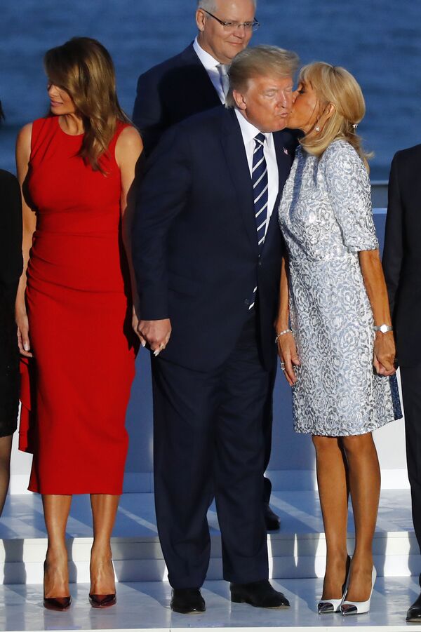Phu nhân Tổng thống Pháp Brigitte Macron hôn Tổng thống Mỹ Donald Trump trong buổi chụp hình chung tại Hội nghị thượng đỉnh G7 ở Biarritz - Sputnik Việt Nam