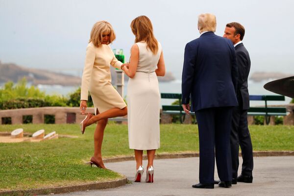 Tổng thống Pháp Emmanuel Macron cùng vợ trong cuộc gặp Tổng thống Mỹ Donald Trump và phu nhân  Melania Trump tại Biarritz - Sputnik Việt Nam