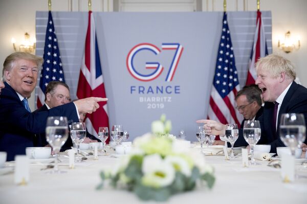 Tổng thống Mỹ Donald Trump và Thủ tướng Anh Boris Johnson trong cuộc  đàm phán tại Hội nghị thượng đỉnh G7 ở Biarritz - Sputnik Việt Nam