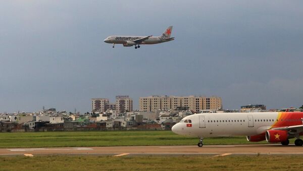 Máy bay của hãng hàng không Jetstar Pacific đang hạ cánh tại sân bay Tân Sơn Nhất - Sputnik Việt Nam