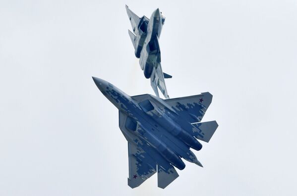 Máy bay chiến đấu đa năng thế hệ thứ năm của Nga Su-57 thực hiện chuyến bay trình diễn tại Triển lãm Hàng không - Vũ trụ MAKS-2019 - Sputnik Việt Nam