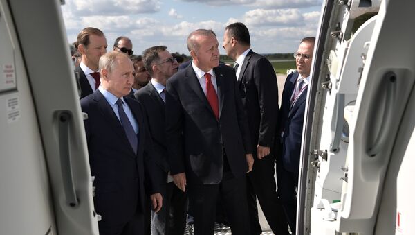 Tổng thống Nga Vladimir Putin và tổng thống Thổ Nhĩ Kỳ Recep Tayyip Erdogan trong chuyến thăm Triển lãm MAKS-2019 - Sputnik Việt Nam