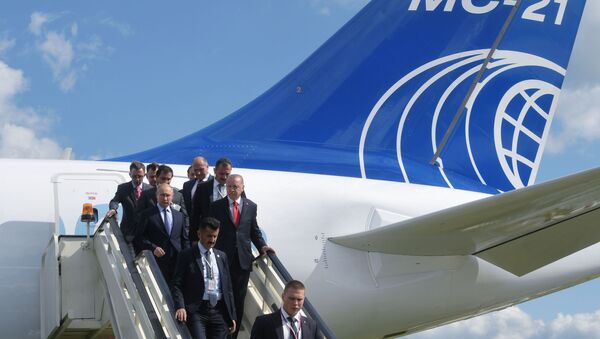 Tổng thống Nga Vladimir Putin và tổng thống Thổ Nhĩ Kỳ Recep Tayyip Erdogan bước xuống từ máy bay chở khách tầm trung MC-21-300 trong chuyến thăm MAKS-2019 - Sputnik Việt Nam