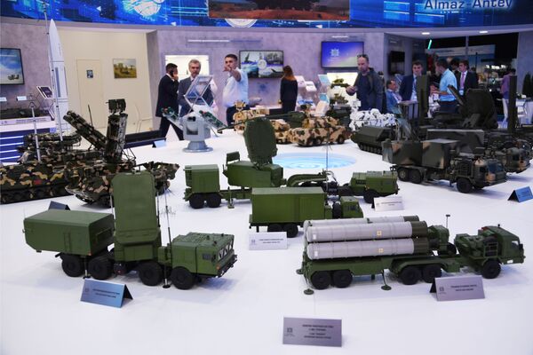 Các mẫu vũ khí tại gian hàng công ty Almaz-Antey tại triển lãm Hàng không MAKS-2019 - Sputnik Việt Nam