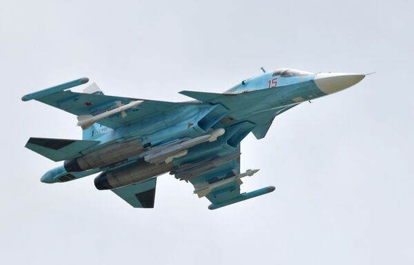 Máy bay ném bom đa năng Su-34 của Nga thực hiện chuyến bay trình diễn tại MAKS-2019 - Sputnik Việt Nam
