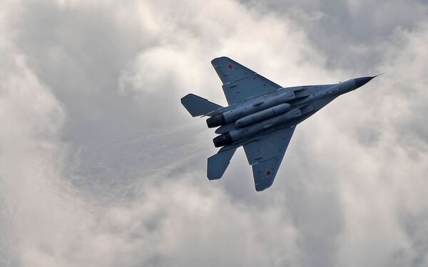 Máy bay chiến đấu tiền tuyến đa chức năng MiG-35 của Nga bay trên MAKS-2019 ở Zhukovsky, ngoại ô Moskva - Sputnik Việt Nam