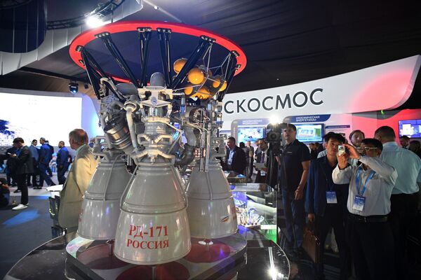 Động cơ tên lửa nhiên liệu lỏng vòng kín của Nga RD-171 tại MAKS-2019 tại Zhukovsky - Sputnik Việt Nam