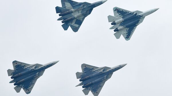 Máy bay chiến đấu đa chức năng Nga thế hệ thứ năm Su-57 thực hiện chuyến bay trình diễn tại Triển lãm Hàng không - Vũ trụ quốc tế MAKS-2019 - Sputnik Việt Nam