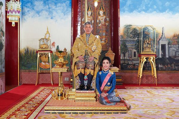 Quốc vương Thái Lan Maha Vajiralongkorn cùng với Quý phi Sineenat Wongwajirapakdi - Sputnik Việt Nam