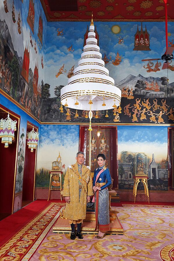 Quốc vương Thái Lan Maha Vajiralongkorn cùng với Quý phi Sineenat Wongwajirapakdi - Sputnik Việt Nam
