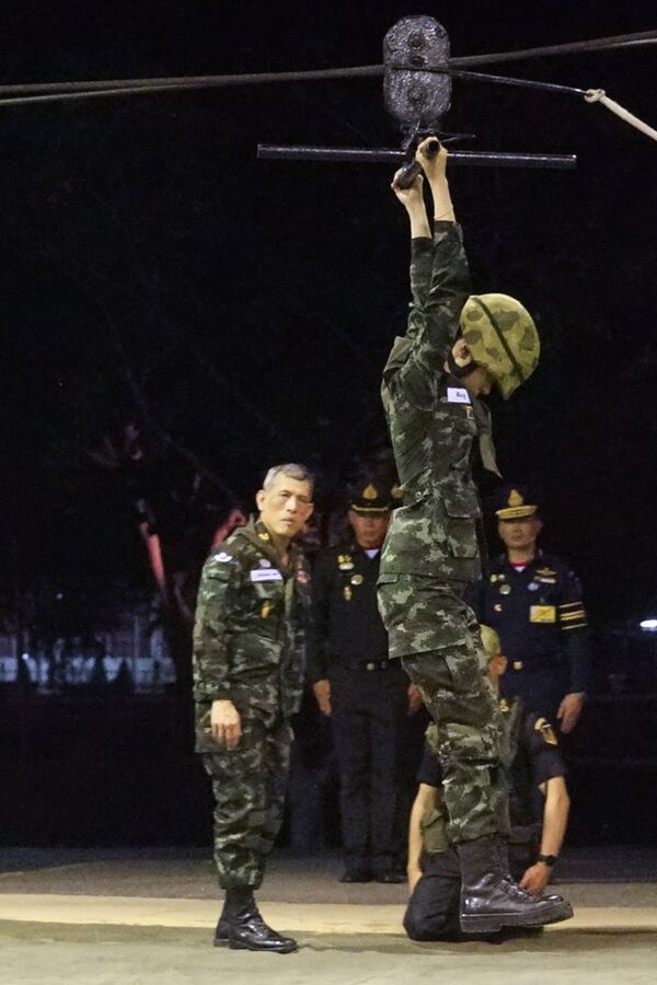 Quý phi Thái Lan Sineenat Wongwajirapakdi trong bộ quân phục - Sputnik Việt Nam