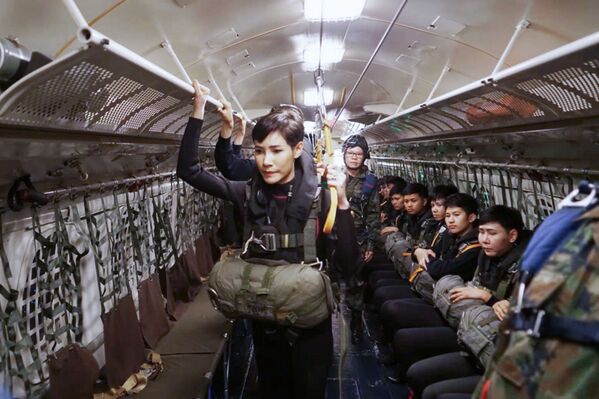 Quý phi Thái Lan Sineenat Wongwajirapakdi trong bộ quân phục nhảy dù  - Sputnik Việt Nam