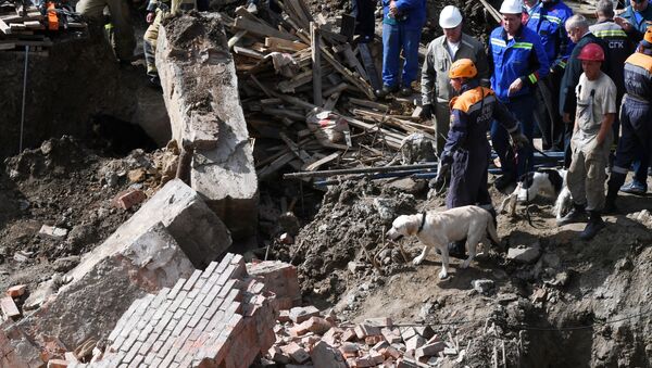 Ở thành phố Novosibirsk, bức tường của tòa nhà đang xây dở đã bị sụp xuống chỗ những người thợ.  - Sputnik Việt Nam