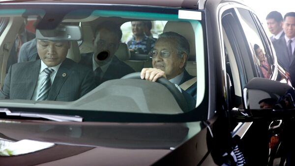 Thủ tướng Malaysia Mahathir Mohamad lái thử mẫu xe Vinfast.  - Sputnik Việt Nam