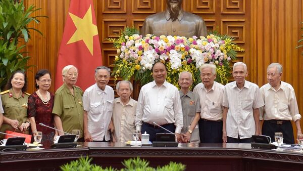 Thủ tướng Nguyễn Xuân Phúc và các đồng chí trực tiếp phục vụ, bảo vệ Bác Hồ. (Ông Trần Viết Hoàn đứng thứ hai bên phải) - Sputnik Việt Nam