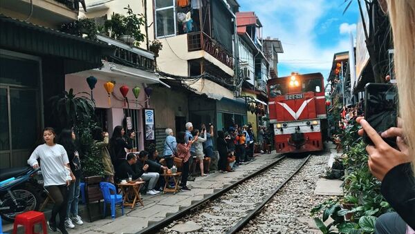 Hoạt động kinh doanh ven đường sắt tiềm ẩn nguy cơ mất an toàn cao - Sputnik Việt Nam