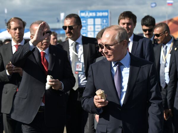 Tổng thống Nga Vladimir Putin và Tổng thống Thổ Nhĩ Kỳ Recep Tayyip Erdogan ăn kem trong chuyến thăm MAKS-2019 - Sputnik Việt Nam