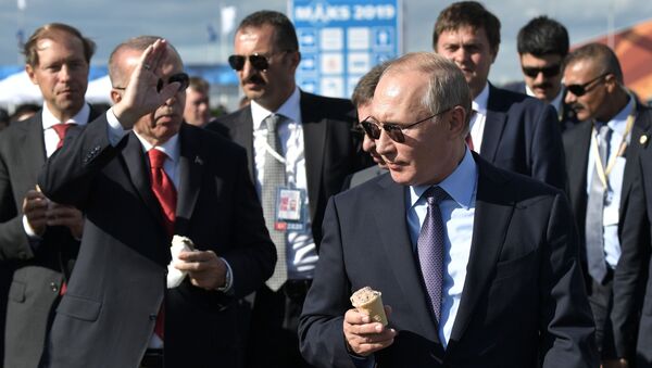 Tổng thống Nga Vladimir Putin và Tổng thống Thổ Nhĩ Kỳ Recep Tayyip Erdogan ăn kem trong chuyến thăm MAKS-2019 - Sputnik Việt Nam