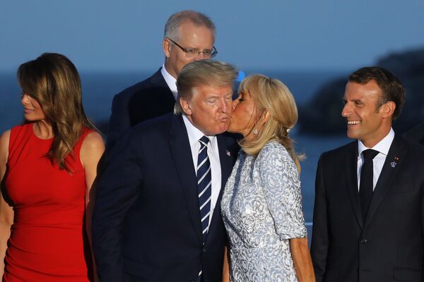 Phu nhân Tổng thống Pháp, bà Brigitte Macron hôn Tổng thống Mỹ Donald Trump trong buổi chụp hình chung tại Hội nghị thượng đỉnh G7 ở Biarritz - Sputnik Việt Nam