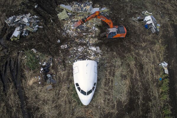 Đưa chiếc máy bay Airbus A321 ra khỏi địa điểm tai nạn ở vùng ngoại ô Matxcơva - Sputnik Việt Nam