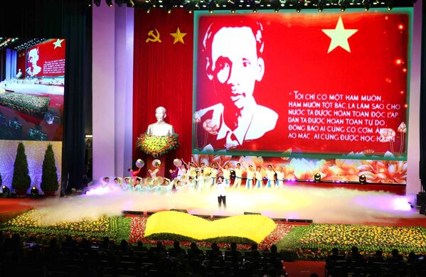 Tiết mục biểu diễn nghệ thuật tại buổi lễ kỷ niệm 50 năm thực hiện Di chúc của Chủ tịch Hồ Chí Minh (1969 - 2019) và kỷ niệm 50 năm Ngày mất của Người (2/9/1969 - 2/9/2019).  - Sputnik Việt Nam