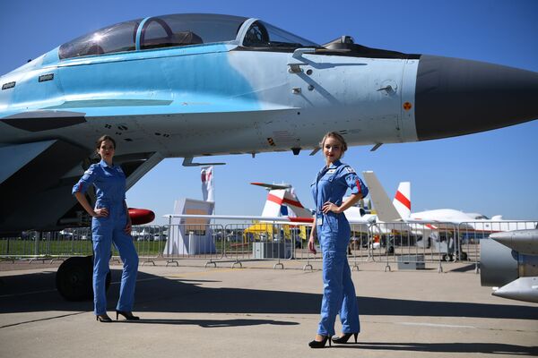 Các cô gái bên máy bay chiến đấu đa năng MiG-35 tại Triển lãm Hàng không và Vũ trụ Quốc tế MAKS-2019 ở Zhukovsky, ngoại ô Moskva - Sputnik Việt Nam