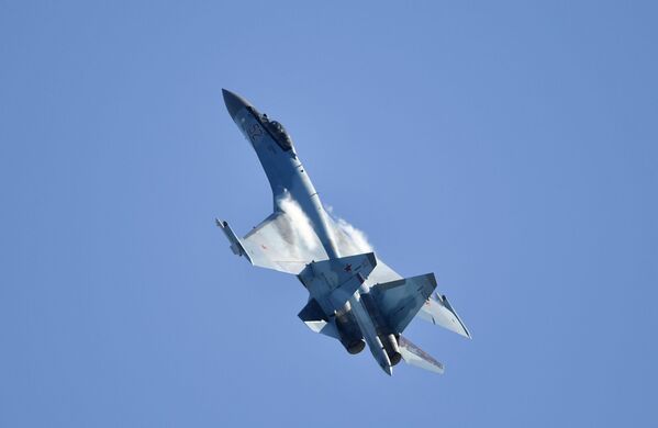 Máy bay chiến đấu đa năng Su-35 của Nga tại Triển lãm Hàng không và Vũ trụ Quốc tế MAKS-2019 - Sputnik Việt Nam