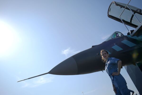 Cô gái bên máy bay chiến đấu đa chức năng Nga MiG-35 tại Triển lãm Hàng không và Vũ trụ Quốc tế MAKS-2019 - Sputnik Việt Nam