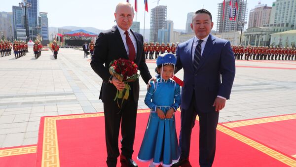 Tổng thống Nga Vladimir Putin với Tổng thống Mông Cổ Khaltmaagiin Battulga tại Mông Cổ. - Sputnik Việt Nam