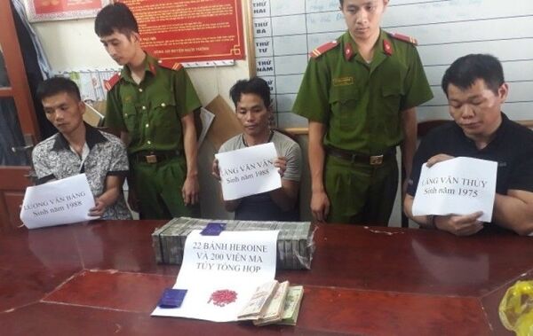 Lực lượng Công an Bắc Kạn bắt giữ 3 đối tượng vận chuyển 22 bánh heroin Lực lượng Công an Bắc Kạn bắt giữ 3 đối tượng vận chuyển 22 bánh heroin - Sputnik Việt Nam