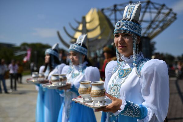 Các cô gái trong trang phục dân tộc Yakut tại Diễn đàn kinh tế Đông lần thứ V ở Vladivostok - Sputnik Việt Nam