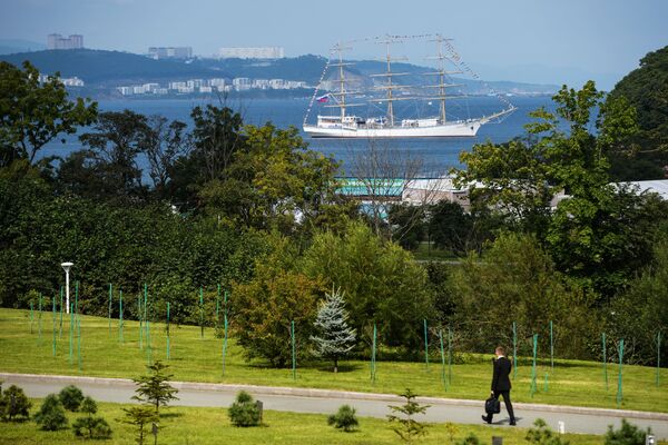 Quang cảnh bờ vịnh Ayaks từ khuôn viên Đại học tổng hợp liên bang Viễn Đông (FEFU) trên đảo Russky ở Vladivostok - Sputnik Việt Nam