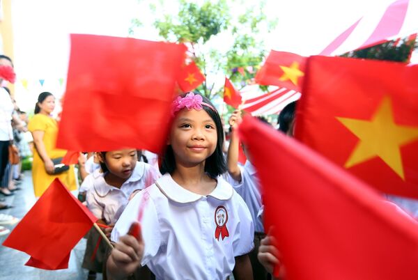 Các cháu học sinh mầm non trường Mầm non Trung Hòa (quận Cầu Giấy, Hà Nội) tại lễ khai giảng năm học mới. - Sputnik Việt Nam