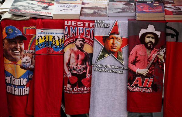 Áo phông in hình ảnh cố Tổng thống Venezuela Hugo Chavez - Sputnik Việt Nam